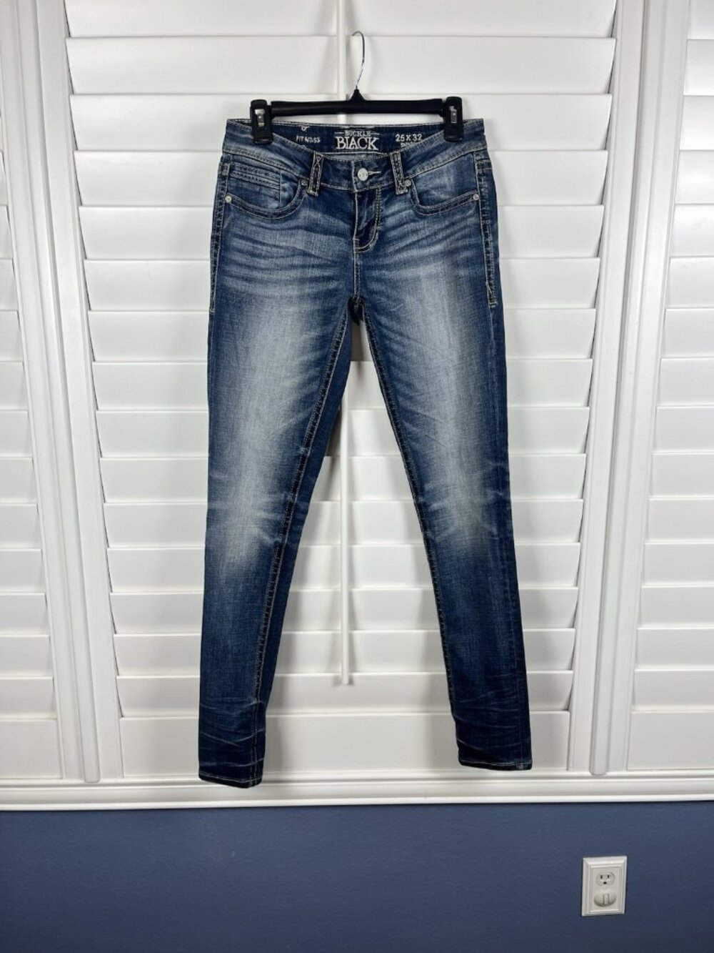 Buckle Black Women’s Skinny Jeans 25x32 Low Rise Medium Wash Stretch Denim